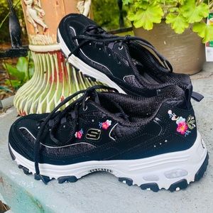 🌸🌷Skechers! embroidered flowers with silver trim🌸🌼